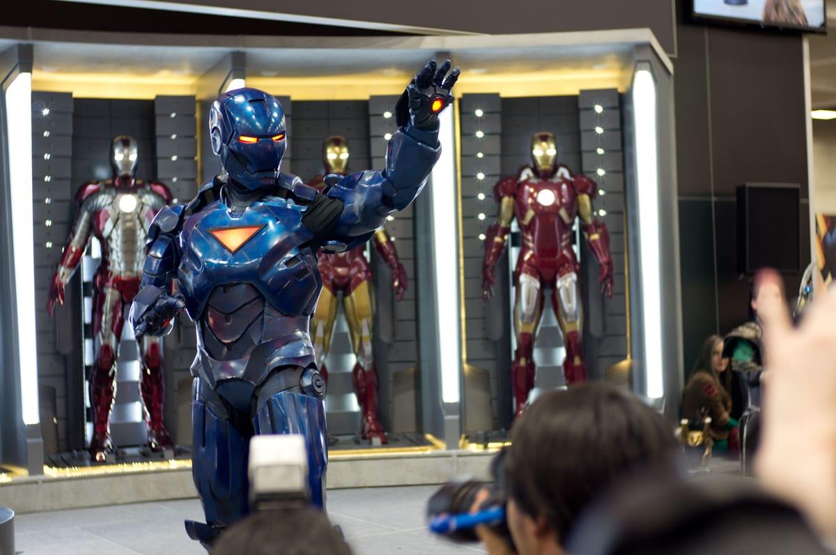 A cosplayer wearing a full suit of segmented armour at a convention