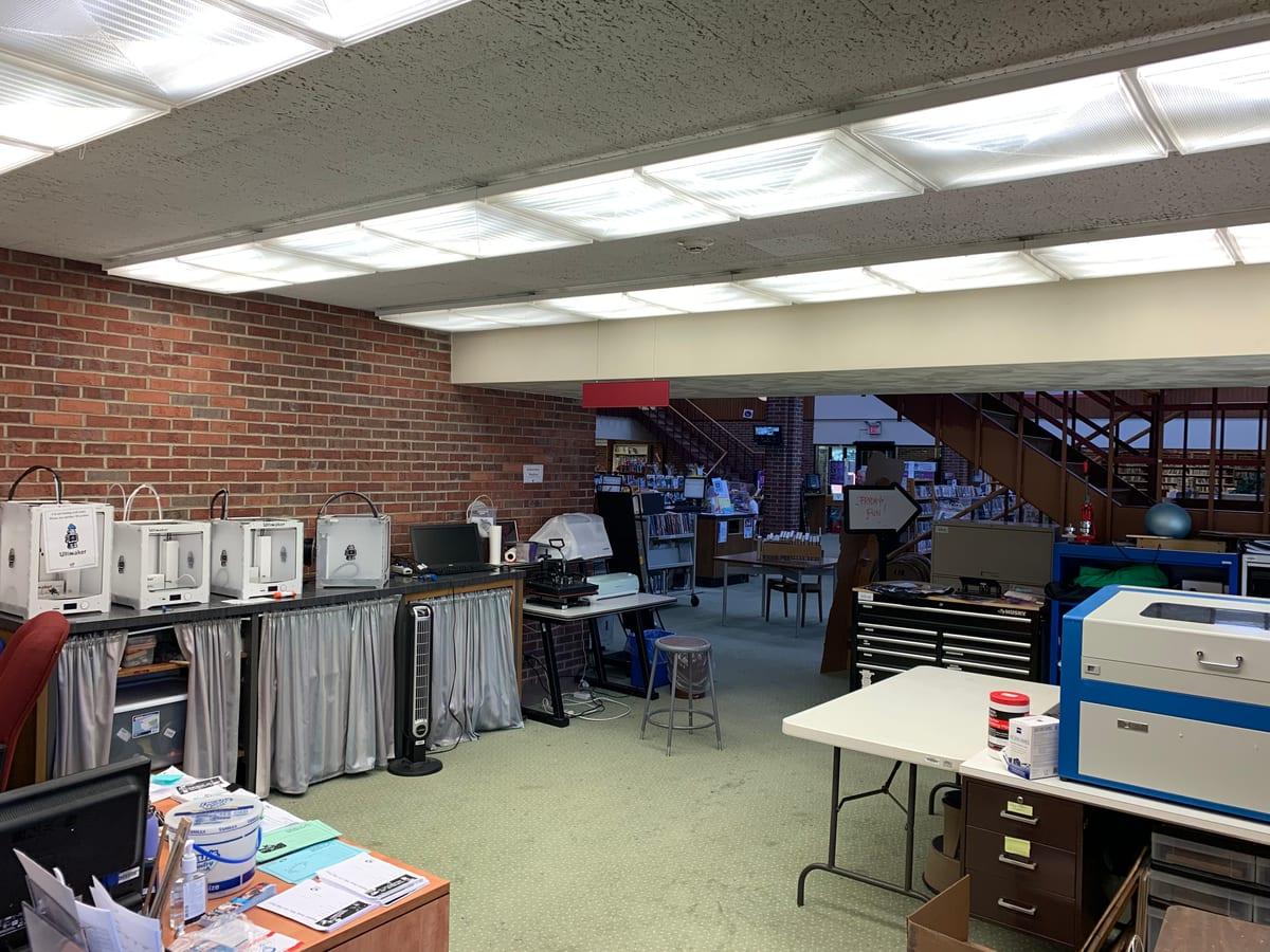 Desktop 3D printers lined up in a public library makerspace